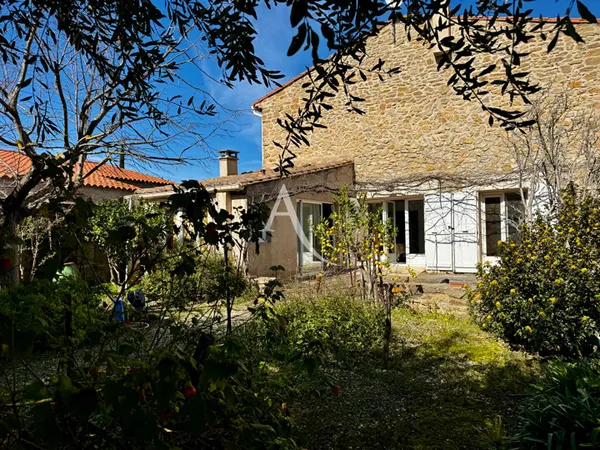 Maison en pierre avec grand terrain de 956m2