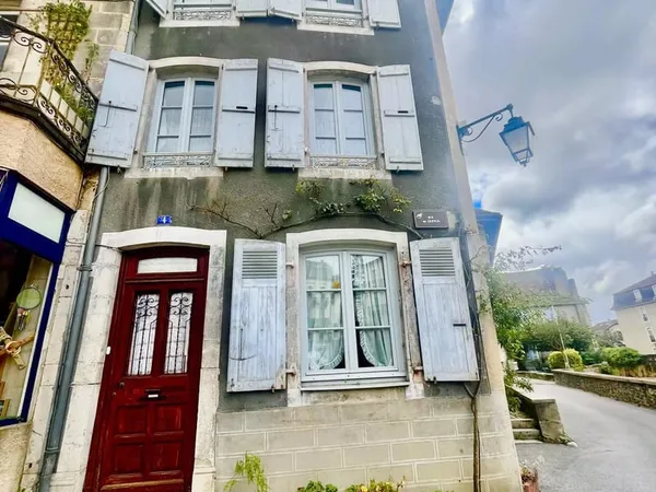 Maison de ville traditionnelle parfaitement située au coeur de la ville Médiévale