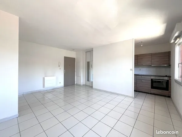 Très joli T2 en dernier étage ascenseur garage