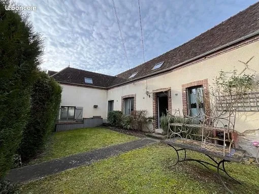 Maison ancienne en coeur de bourg, abitable de suite, pleine de charme et de possibilités à Pourrain