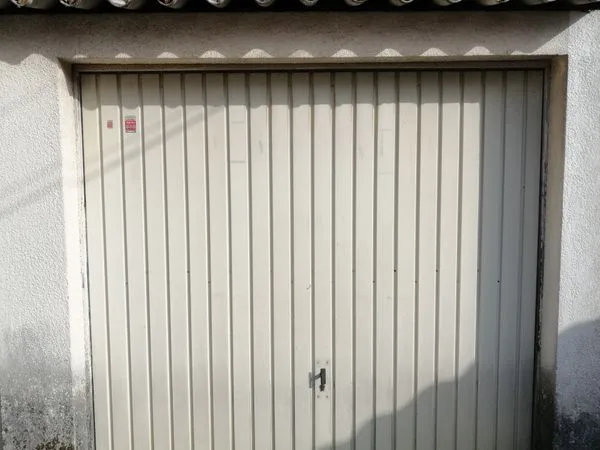 Emplacement dans box fermé / garage pour moto, triporteur, vélo
