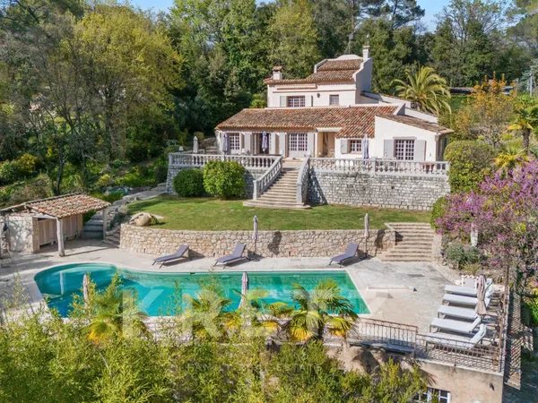 Villa Provençale sur un terrain de 7000m2 dans un domaine privé à Roquefort-Les-Pins