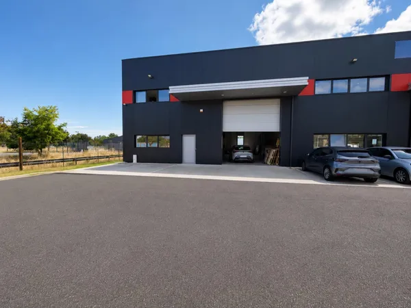 À louer - Local d'activité neuf de 288 m² avec mezzanine aménagée - Blanquefort