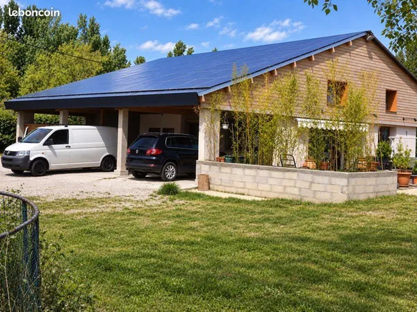 Bâtiment professionnel 258 m² - Terrain 4 000 m² - Photovoltaïque