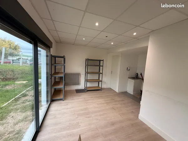 Location Bureau 2 pieces independant avec WC et climatisation 65m2
