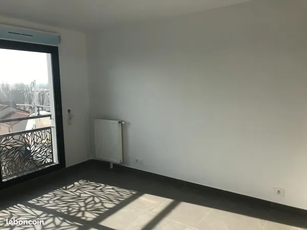 Studio + parking boxable immeuble récent