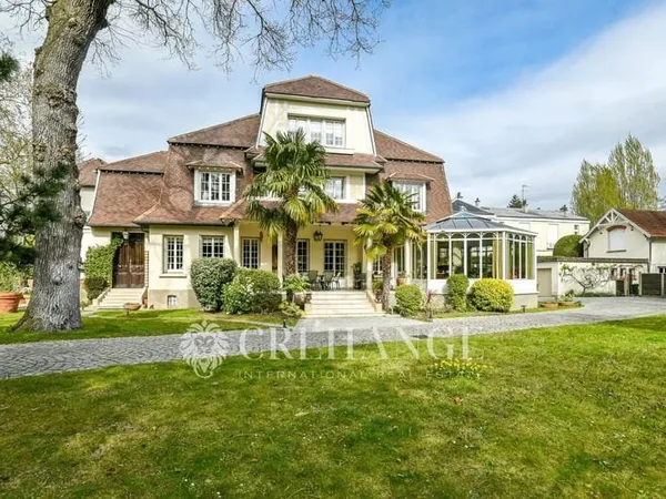 Le Vésinet Sud - Maison de 386m² - une dépendance (45m² env) et une piscine