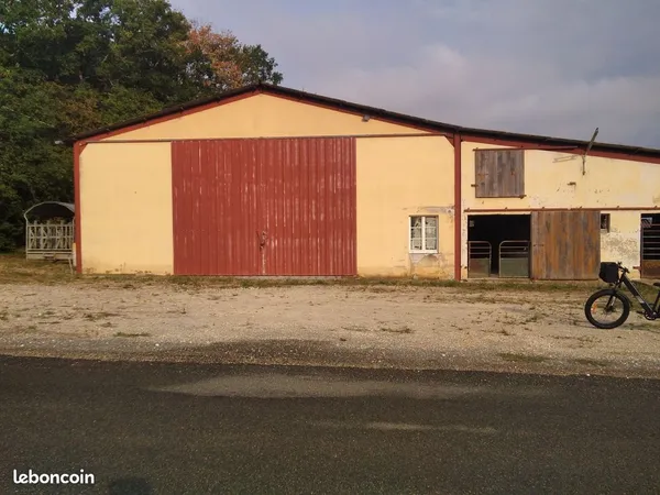 Hangar avec prairie