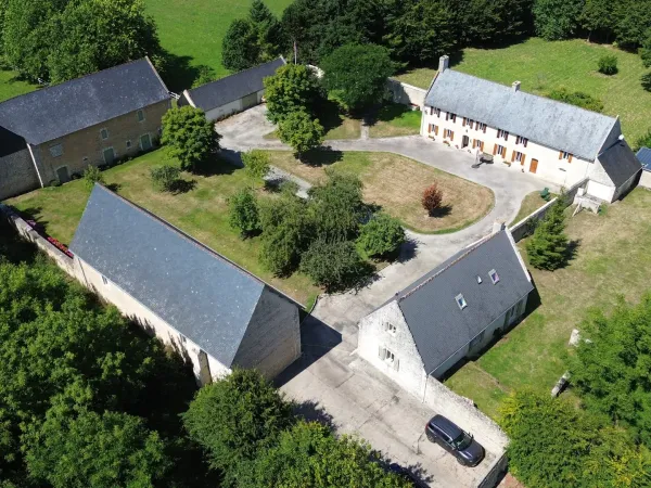 DOMAINE AVEC 2 HABITATIONS ET 3 DÉPENDANCES - 4,5 HA - 7 KMS BAYEUX NORD-OUEST