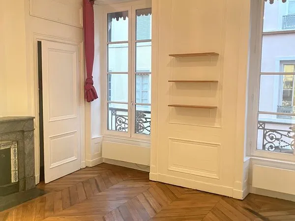 T2 Bis 58 m² Lyon 1er, parquet massif restauré, cheminées et mezzanine