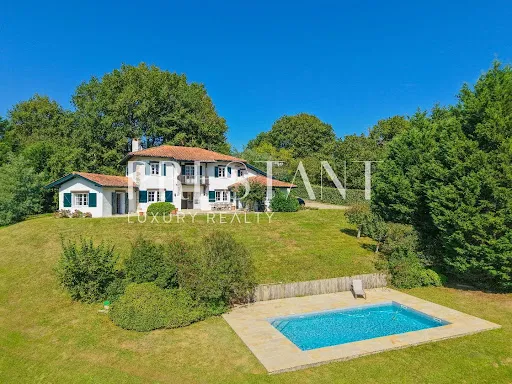 Maison 7 pièces 250 m²