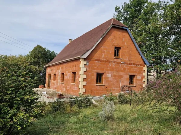 Maison perigordine à terminer , 170m2 prévus et terrain de 2310m2