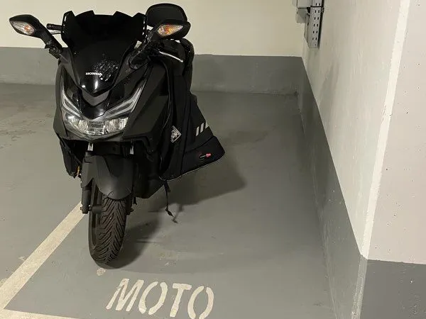 Emplacement de parking moto