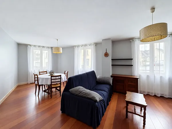 BREST RECOUVRANCE ! UN SALON-SÉJOUR CHALEUREUX, DEUX CHAMBRES ET UNE CAVE !