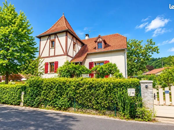 Villa de style quercynois avec pigeonnier - Terrain clos et arboré de 933 m²