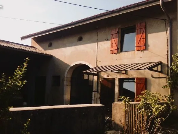 Maison rénovée avec prairie, forêt et dépendances-Jura