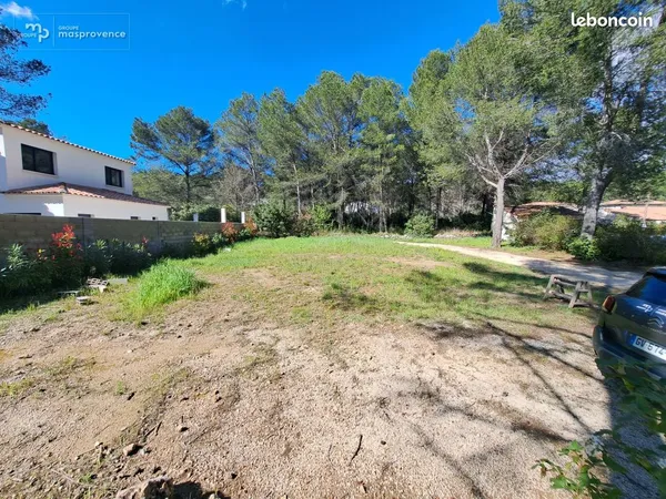 Terrain à bâtir de 1100 m² à VENTABREN (13)