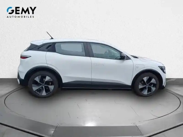 Renault Megane e-tech ev40 130ch standard charge — photo 4