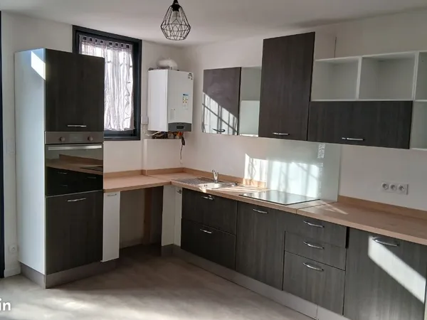Maison T3 + une pièce sous combles, très propre, stationnement devant la porte, au calme et proche d