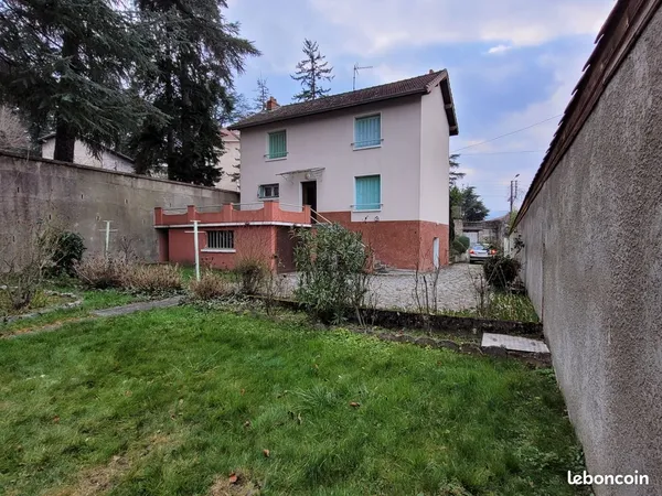 Maison entre ville et campagne