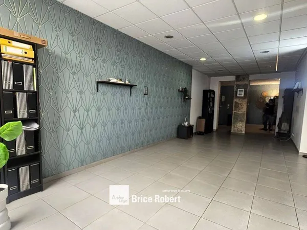 Bureau 60 m²