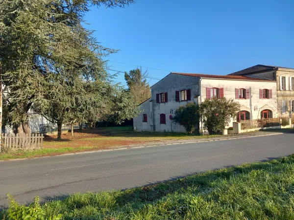 A VENDRE IMMEUBLE AVEC LOCAL COMMERCIAL ET APPARTEMENT