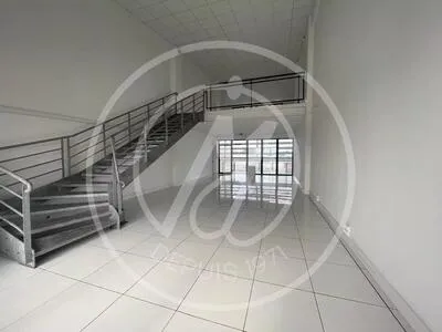À louer Local étage de 119 m2 à Jarry * 2324.07 € TTC /mois