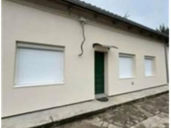 Maison T4 avec jardin clos en face, 6 panneaux solaires & dépendances