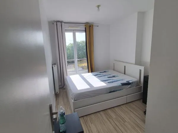 Chambre spacieuse et propre à louer dans une petite Colocation