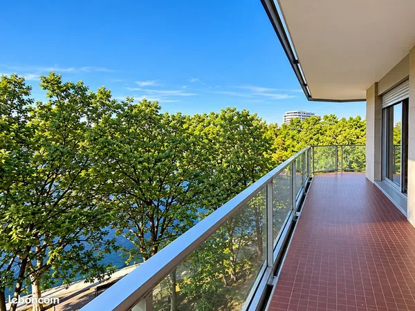 Créteil - F2 49 m² avec balcon 15 m², vue lac, parking et cave - 220 000