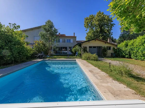Maison T7 de 148 m, centre ville de Saint-Médard-de-Guizières 33230