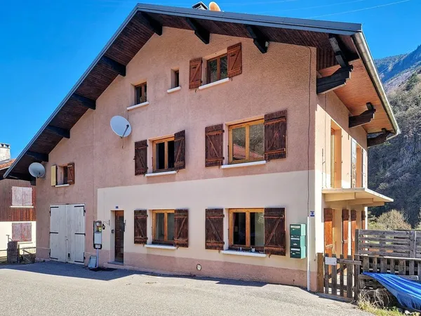 Grande maison située dans un charmant village. Maison de type 6 avec deux appartements indépendants 