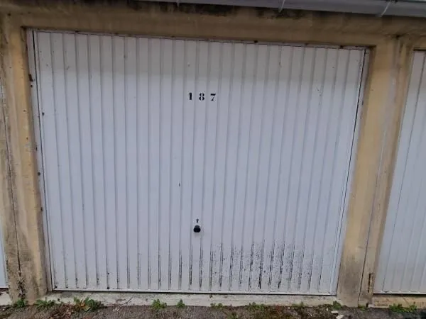 Garage/box 13 m² Montigny Le Bretonneux