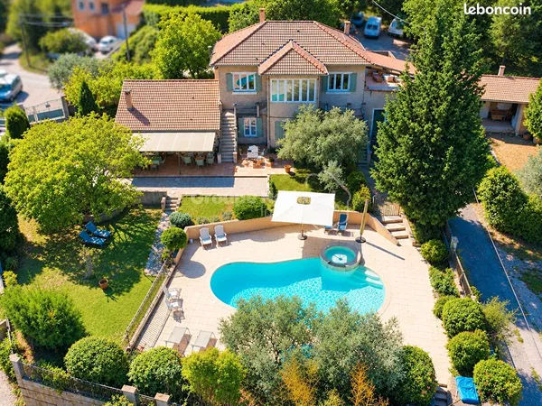 Villa 7 pièces 240 m²