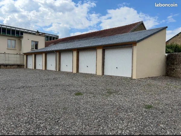 Garage dans une cour fermée équipée d'un portail électrique