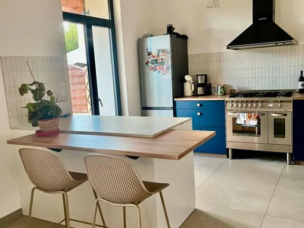 Maison rénovée avec jardin, garage et dépendance - Au coeur du village