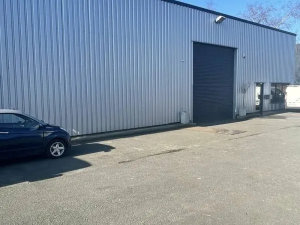 Entrepôt 588 m²
