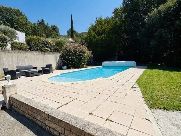 À vendre - Maison familiale de 110 m² sur deux niveaux avec piscine, garage et dépendance sur un ter