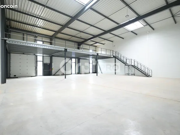 Local d'activité 892 m²