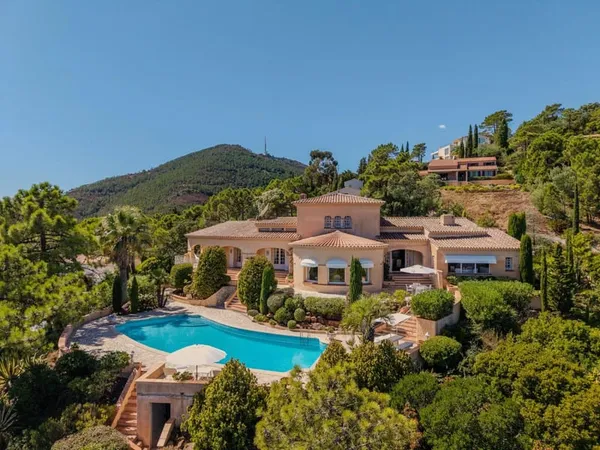Villa luxueuse avec vue panoramique de rêve, rare !