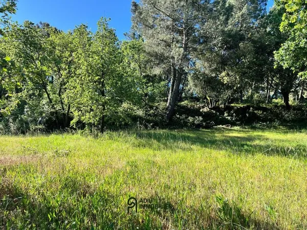 Terrain constructible de 1 721 m² à proximité immédiate d'Uzès