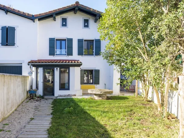EXCLUSIVITÉ - Anglet -Maison mitoyenne de type 5 avec terrasse, jardin et parkings