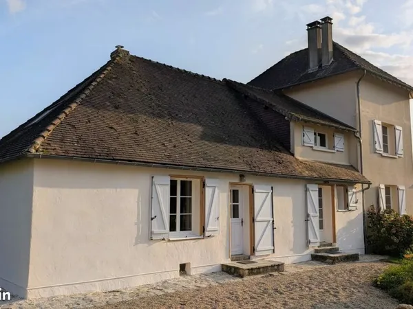 Maison 8 pièces / 193 m2, granges 350 m2, 10 hectares, panneaux photovoltaïques, source, cuves béton
