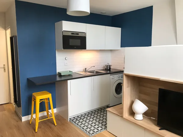 Loue studio meublé avec place de parking sécurisée