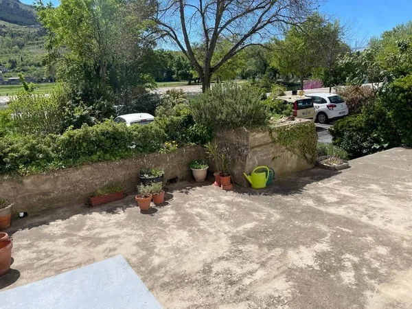 Bâtiment 185 m²