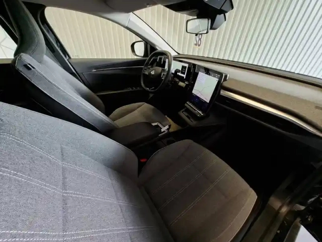 Renault Megane e-tech ev60 130ch super charge — photo 32