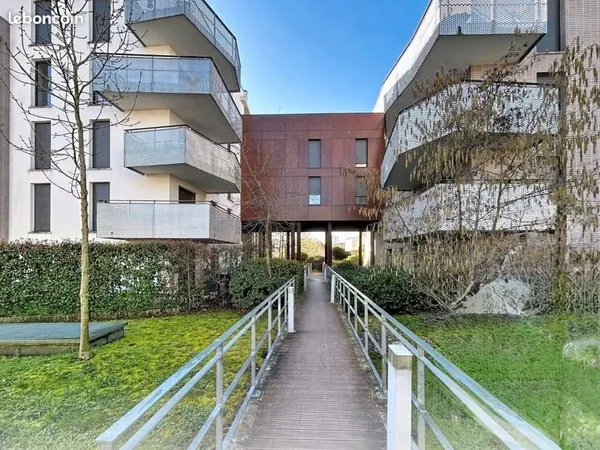 Appartement lumineux avec terrasse et parking