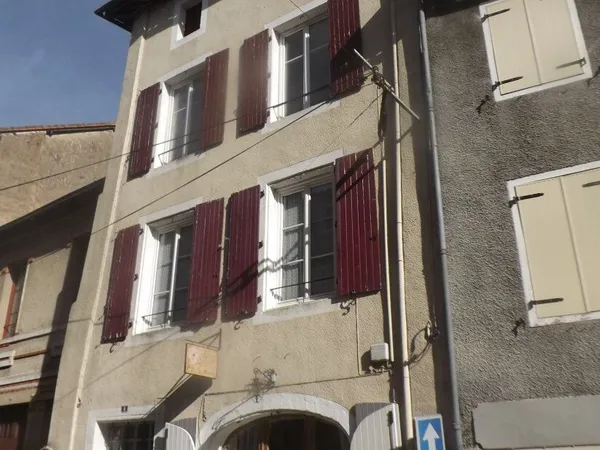Confolens - deux appartements, magasin et cour - Bonne affaire