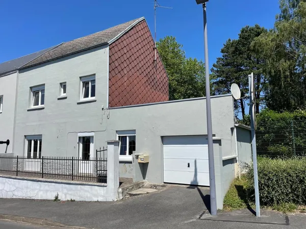 Maison semi individuelle proche des écoles avec beau jardin
