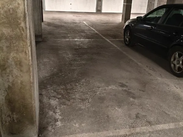 Place parking (couvert, sécurisé)
